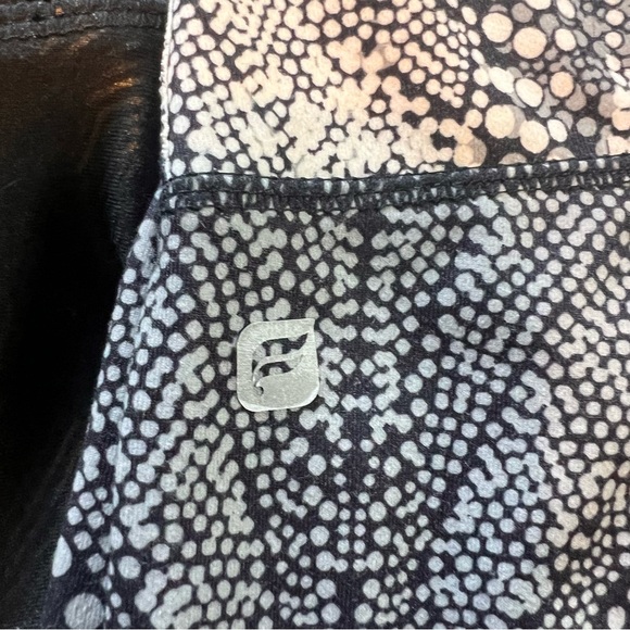 Fabletics Black feather, geometric  Gold Patterned and dotted pattern leggings - Picture 15 of 15